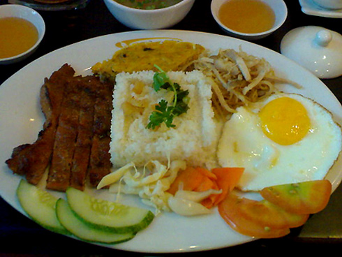 Cơm tấm là món ăn đặc trưng ở Sài Gòn, ăn kèm với trứng ốp, sườn rán và một loại nước chấm có vị ngọt.